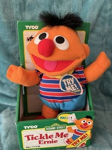 Peluche pupazzo Tyco Tickle Me Ernie vintage 1996 Laugh Shake nuovo - Foto 1 di 5