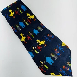 Cravatta uomo Sesame Street Lineup Big Bird, Grouch, Cookie 100% seta blu 57" - Foto 1 di 7