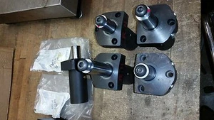 EIN Vektek Hydraulik Zugzylinder Oberflansch - Bild 1 von 4