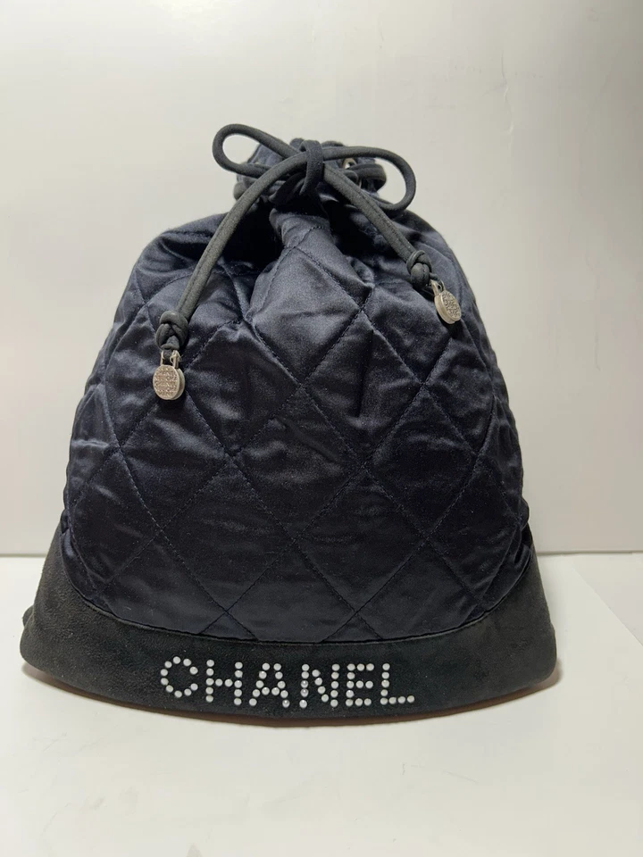AUTÉNTICO BOLSO CHANEL, vintage, acolchado con diamante, seda, gamuza, cuero con cordón.   Foto 1 de 4