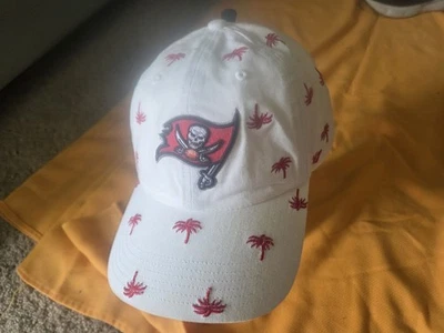 Sombrero para mujer Tampa Bay Buccaneers marca '47 correa trasera ajustable NFL fútbol  Foto 1 de 4