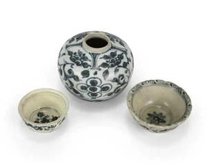 Group of 3 x Annamese blue and white porcelain ceramics, 15th/16th Century. - Picture 1 of 12