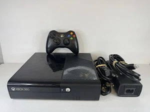Xbox 360 E | 120 GB | 1 mando OEM y cables | Probado y funcionando | **LEER** - Imagen 1 de 6