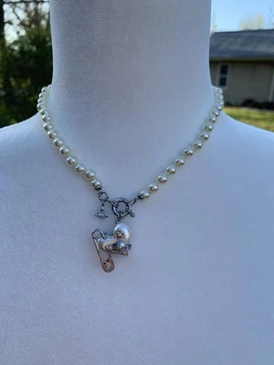 Vivienne Westwood Perla Pin Corazón Collar Plata Punk Colgante Nuevo Foto 1 de 4