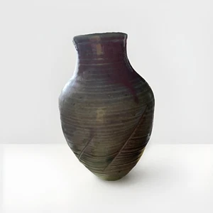 Vaso ceramica artistica smaltato rosso marrone grigio tenente blu alto 10” firmato “JM NICC” rustico - Foto 1 di 6