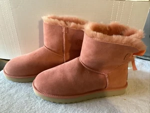 UGG rosa con fiocco rosa taglia 8 pelliccia sulla parte superiore BBIN - Foto 1 di 3