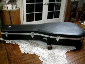 GATOR GC-CLASSIC GUITAR HARD CASE W/KEYS BRAND NEW NICE! - Picture 1 of 13