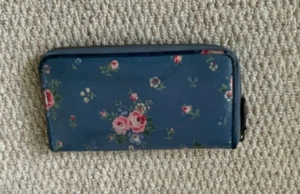 CATH KIDSTON GROSSE WACHSTUCH GELDBÖRSE BLAU GEBLÜMT MIT LEDERBESATZ - Bild 1 von 2