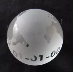 Año 2000 Millennium World Globo Tierra Grabado Cristal Mundo 100 mm 3" Pisapapeles - Imagen 1 de 3