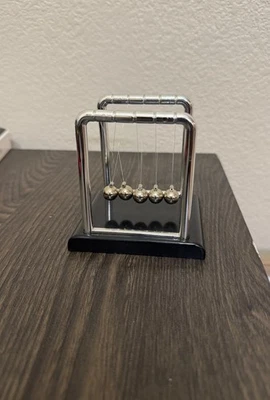 Bolas de equilibrio Newton’s Cradle juguete de escritorio - decoración de oficina alivio del estrés ciencia física Foto 1 de 4