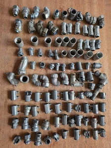 Menge 100 neue 1/2" / 3/4" verschiedene Rohr und EMT Verbinder und Fittinge - Bild 1 von 5