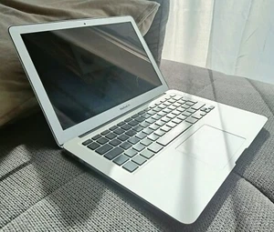 Apple MacBook Air 13" (Early 2015) - 4 GB RAM & 256 GB Speicher - Bild 1 von 5