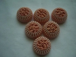 ITALIAN, PALE PINK WITH PINK THREAD DESIGN CHUNKY 16 mm BUTTONS x 6 FREE P&P - Picture 1 of 3