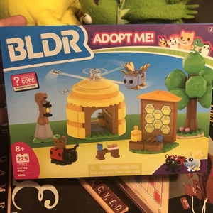 BLDR Adopt Me! Coffee Shop W/ Queen Bee & Ladybug Building Set 225 Piece NEW NIB - Picture 1 of 3