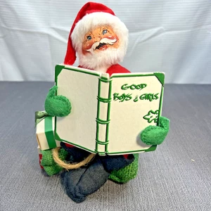 Vintage Annalee 1991 8" Weihnachtsmann sitzend auf grüner Tasche mit guten Jungen & Mädchen Liste Geschenke - Bild 1 von 9