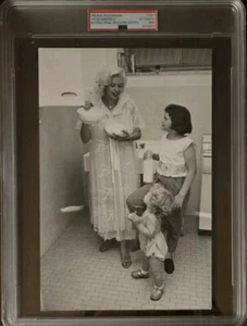 Jayne Mansfield, Family Time, fotografiada con sus hijos, PSA tipo 1 foto 1960. - Imagen 1 de 4