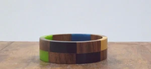 Brazalete de resina azul colorido con incrustaciones de madera - Imagen 1 de 4