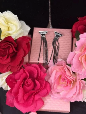 Auténticos pendientes de cadena colgantes de diamantes de imitación negros de Prada Foto 1 de 4