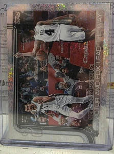 Victor Wembanyama & De’Aaron Fox - 2025 Topps Sparkle New Duo Excels! #300 Sporen - Bild 1 von 2