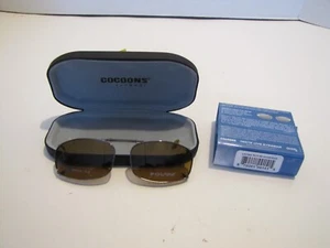 NEU MIT ETIKETT COCOONS RECHTECKIGE CLIP-ON SONNENBRILLE RC5 48 L4128A POLARe mit Etui - Bild 1 von 4