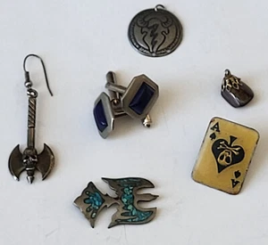 1960er VIETNAM MINI SCHMUCK KONVOLUT MANSCHETTENKNÖPFE ANHÄNGER TODESKARTE OHRRING ETC. - Bild 1 von 6