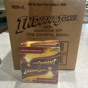 NUOVE carte fotografiche film Indiana Jones 2008 Topps Factory sigillate dalla custodia confezione da 24 - Foto 1 di 4