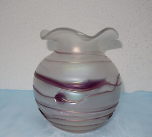 Irisierende Vase von Poschinger,  lila Fadenverlauf, Entwurf M.Weinberger