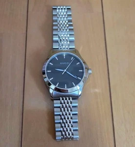 Gucci G-Timeless Silber Schwarzes Zifferblatt 126.4 Herren Quarzuhr 39mm SS Silber Gürtel - Bild 1 von 24
