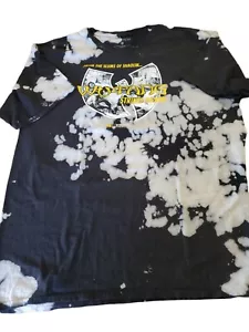 Camiseta Wu-Tang Tie Dyed "From The Slums Of Shaolin Wu-Tang Strikes Again" 2XL NUEVA CON ETIQUETAS - Imagen 1 de 10