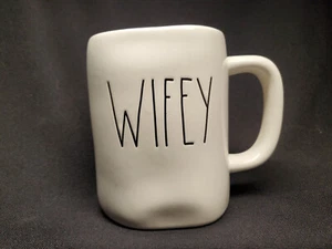 Rae Dunn Artisan Collection by Magenta "WIFEY" weiß Kaffee-/Teetasse Keramik - Bild 1 von 6