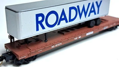 N-Scale 微型火车 64050 诺福克南部 57 英尺 TOFC 平车带公路拖车 — 第 1/4 张图片