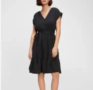 Gap V Neck Gauze Tie Waist Dress Black Sz M Tiered Short Sleeve 100% Cotton - Picture 1 of 13