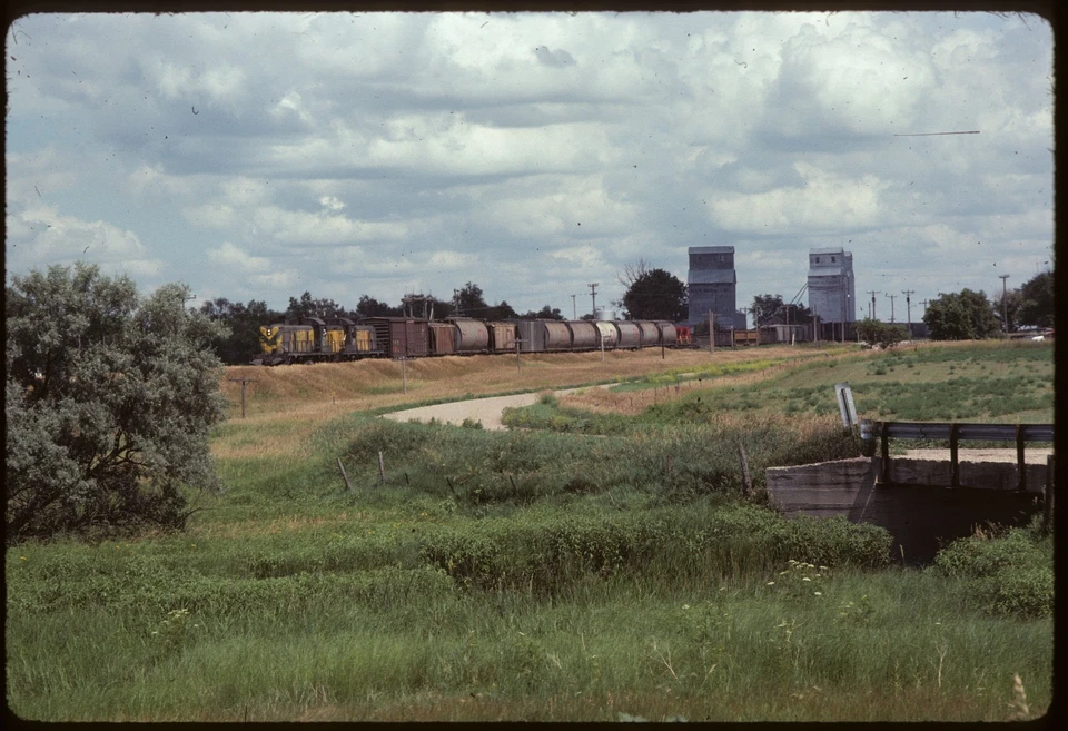 BH.B12.CNW393 Original Colour Slide CNW RSD5 #1685 at Hessington, SD 1978 — 第 1/1 张图片