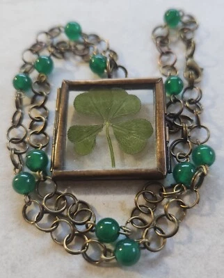 Medallón de vidrio trébol real de 4 hojas tono latón collar de 18" de largo cuentas verdes Foto 1 de 4