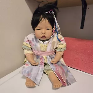 Bambola asiatica vintage Mei Fong by Gotz Dribble Baby 22" Carin Lossnitzer 162/24 CARLOS - Foto 1 di 14