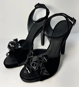 GIVENCHY Platform Peep Toe Heels Black Velvet Leather Flower Accent Sz 39/USA 8 - Picture 1 of 12