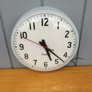 Reloj de Pared Escolar Rauland Vintage 13" Metal y Vidrio Industrial Con Cable Analógico  - Imagen 1 de 10