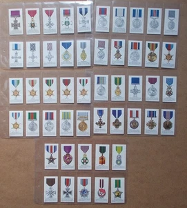 IDEAL TOYS (TOMMY GUN) - FULL SET - MEDALS 1971 (PLAIN BACK 50 CARDS) TOP+++ - Bild 1 von 2