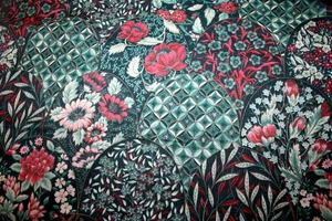 DECORATED FLORAL CLAMSHELLS BY JOAN KESSLER - 100% COTTON FABRIC - Picture 1 of 5