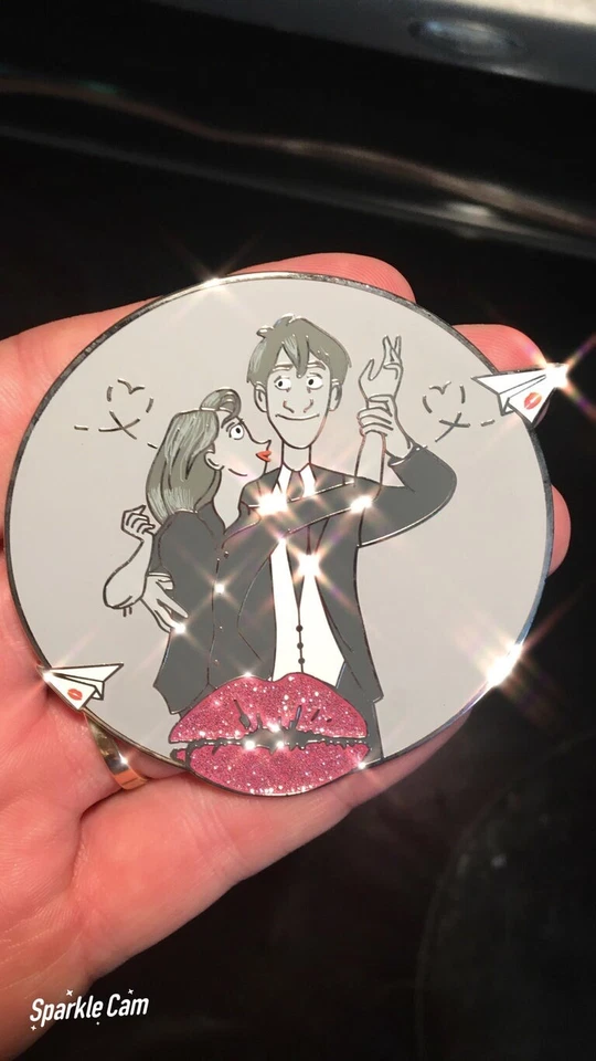 "Pin Paperman 3"" plateado esmalte duro con estampado de labios rosa brillo LE25" Foto 1 de 1