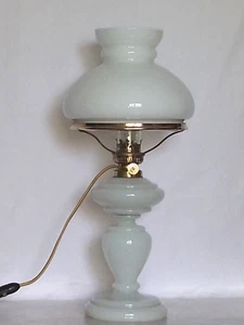 alte Tischlampe, Petroleumlampe, Milchglas Fuß u. Schirm, Brenner elektrifiziert - Bild 1 von 15