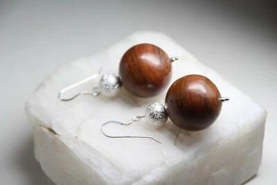 Pendientes de plata de ley .925 con bolas de piedras preciosas marrones de madera petrificada de 18 mm de 1 3/4" Foto 1 de 4