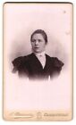 Fotografie O. Zeumer, Crimmitschau, Portrait Frau im schwarzen Kleid mit weißen 