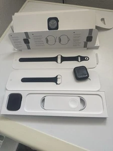 Apple Watch Series 8 45 mm Midnight-Aluminiumgehäuse mit Midnight-Sportarmband - Zdjęcie 1 z 4