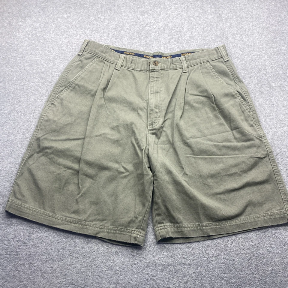 Shorts Woolrich Masculino 34x8" Chino Plissado Verde Oliva Algodão Logotipo Externo - Imagem 1 de 4