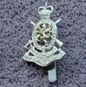 Queen's Own Dorset & West Somerset Yeomanry: Eloxiertes 2-teiliges Mützenabzeichen. 1961-67 - Bild 1 von 2