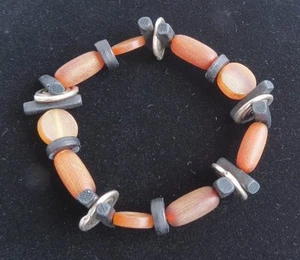 Medios Mixtos Negro Naranja Marrón Cuentas Tono Plateado Bobinas Pulsera Elástica Usada en Excelente Condición - Imagen 1 de 2