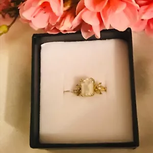 10K YELLOW GOLD WHITE TOPAZ RING SIZE 4 - Picture 1 of 7