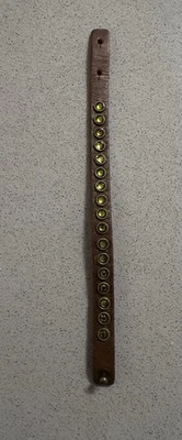 Streets Ahead 皮革袖口手链带绿色水钻 - 尺寸 S — 第 1/4 张图片