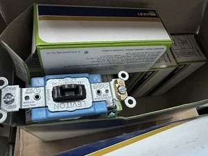 4x Interruptor de luz silenciosa de CA de bloqueo de palanca Leviton 1201-2L 15A 120-277V envío gratuito. - Imagen 1 de 5